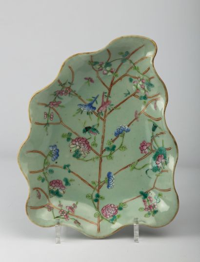 null CHINA, 19th century.

Polychrome enamelled porcelain bowl with a celadon background,...