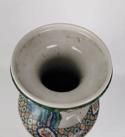null CHINE, fin du XIXème siècle.

Important vase rouleau en porcelaine et émaux...
