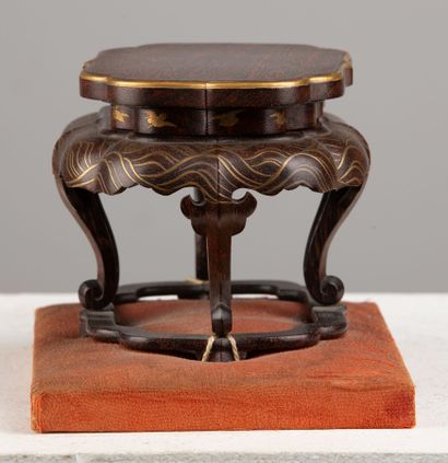 null JAPAN, Meiji period (1868-1912).

Red and gold lacquered wood base, decorated...