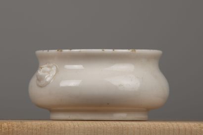 null CHINA, Qianlong period (1735-1795).

Archaic-shaped incense burner in white...