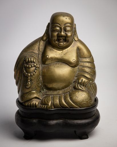 null CHINE, XIXème siècle.

Bouddha en bronze ciselé, sa robe ornée au dos d'un dragon...