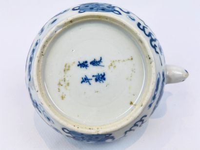 null CHINA for VIETNAM, 19th century.

Porcelain teapot with white-blue decoration...