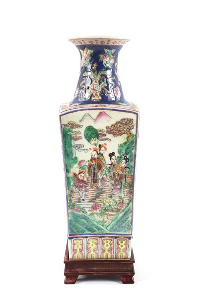 null CHINA, first half of the 20th century.

Vase with quadrangular section in porcelain...