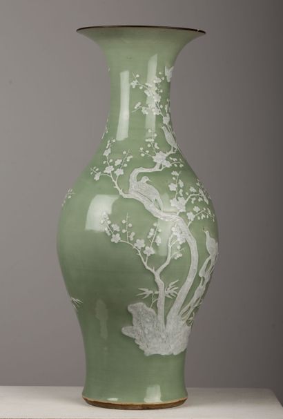 null CHINA, late Qing dynasty (1644-1911).

Large celadon and white enameled porcelain...