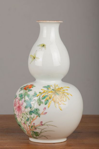 null CHINE, XXème siècle.

Vase en forme de double gourde en porcelaine et émaux...