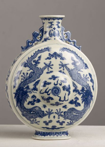 null CHINA, 20th century.

Vase in the form of a bianhu gourd in porcelain and white-blue...