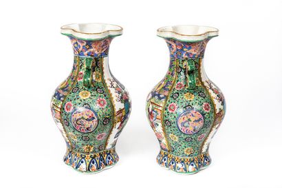 null 
CHINA, 20th century.

Pair of vases with sinuous handles in porcelain and enamels...