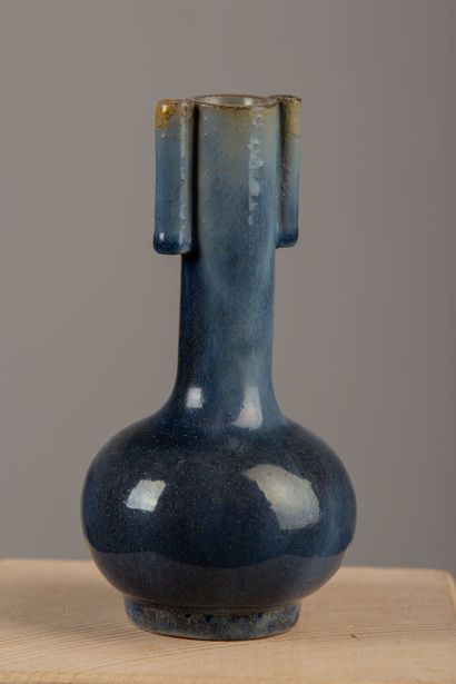 null CHINE, XXème siècle.

Vase à long col à anses tubulaires en grès porcelaineux,...