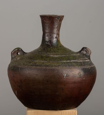 null LAOS, 19th century.

Bottle vase with a large body in enamelled stoneware, the...