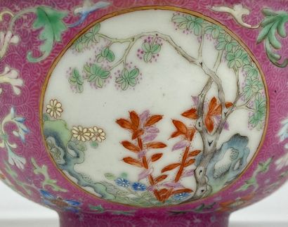 null CHINA, Daoguang style.

Flared bowl in polychrome enamelled porcelain decorated...