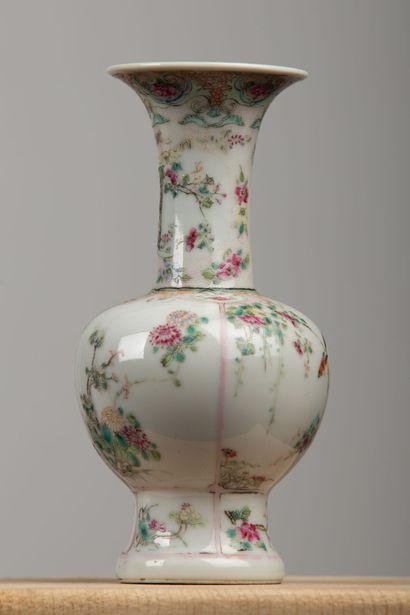 null CHINA, 18th century.

Porcelain vase and polychrome enamels in reserves of birds,...
