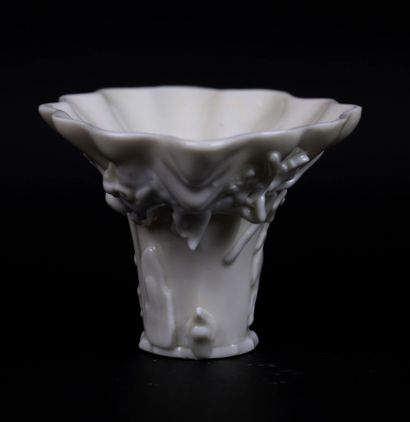 null CHINA, Kangxi period (1662-1722).

White enameled porcelain libation cup decorated...