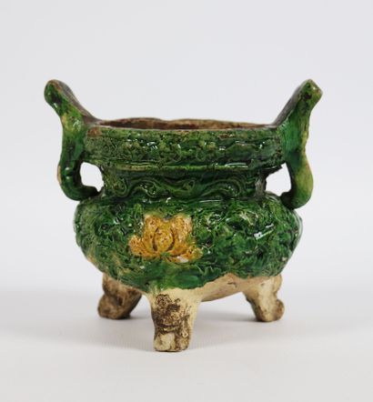 null CHINE, dynastie Ming (1368-1644).

Brûle-parfum tripode de forme archaïque,...