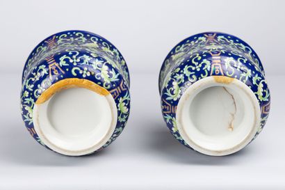 null CHINE, XXème siècle.

Paire de cache-pots en porcelaine émaillée polychrome...