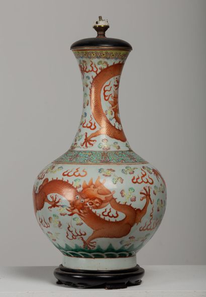 null CHINE.

Vase balustre en porcelaine et émaux polychromes à décor en rouge de...