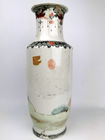 null CHINE, Période République (1919-1952). 

Vase balustre en porcelaine à émaux...