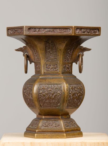 null JAPON (?).

Vase en bronze de forme balustre à sections. 

Marqué au revers.

H_13,5...