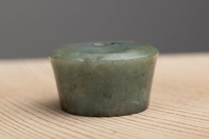 null CHINA, 18th-19th century.

Piece of jewelry in green jade veined with rust,...