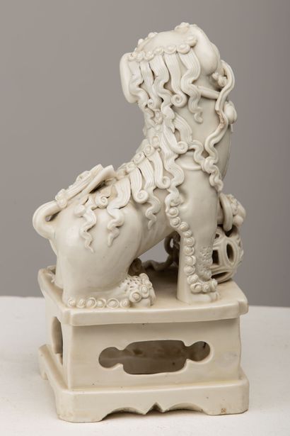 null CHINA, 19th century.

Dog of Fô in white enamelled porcelain, its coat finely...