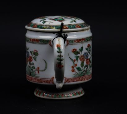 null CHINE, époque Kangxi (1662-1722).

Moutardier couvert en porcelaine et émaux...