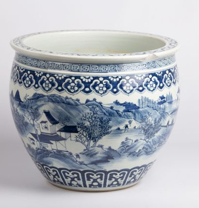 null CHINE, vers 1900.

Cache-pot en porcelaine et émaux blanc-bleu à décor de paysage...