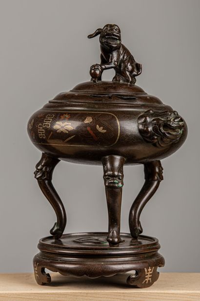 null 
INDOCHINE, XIXème siècle.




Brûle-parfum en bronze à décor niellé et en relief...