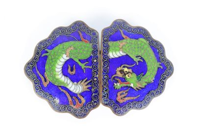 null CHINA, 19th century.

Belt buckle with scalloped edges in copper and cloisonné...