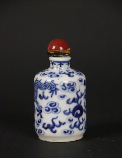 null CHINE, vers 1900.

Flacon tabatière en porcelaine émaillée blanc-bleu à décor...