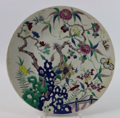 null CHINA, Qing dynasty (1644-1911).

Porcelain dish with floral decoration of the...
