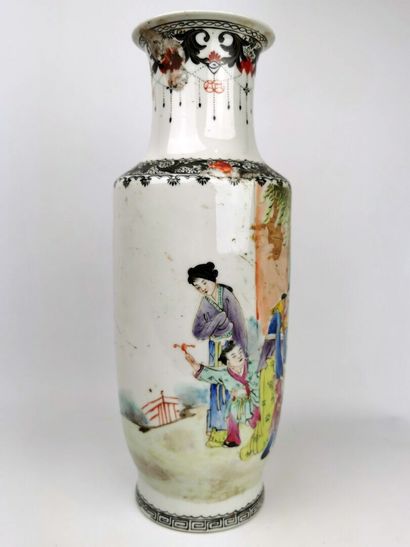 null CHINA, Republic period (1919-1952). 

Porcelain baluster vase with polychrome...