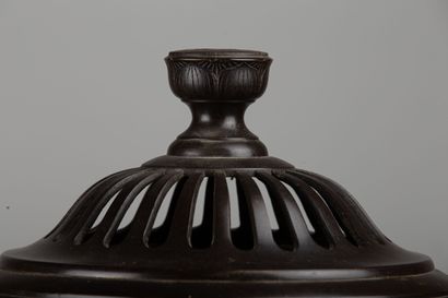 null LAOS, XIXème siècle.

Important brûle-parfum de pagode en bronze à belle patine...