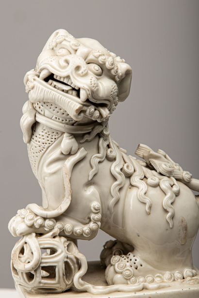 null CHINA, 19th century.

Dog of Fô in white enamelled porcelain, its coat finely...