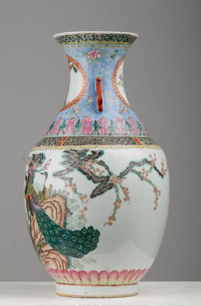 null CHINE, fin du XIXème siècle.

Vase balustre en porcelaine et émaux de la Famille...