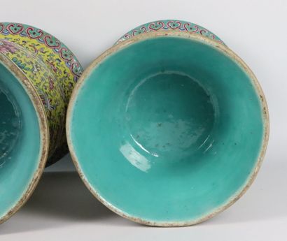 null CHINE, XIXème siècle.

Paire de vases de forme "Zun" à col évasé, en porcelaine...