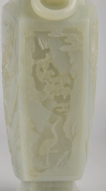 null 
CHINE, époque Qianlong (1736-1795).




Important vase couvert en jade céladon...