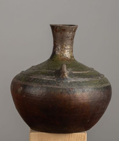 null LAOS, XIXème siècle.

Vase bouteille à large panse en grès émaillé, l'épaule...