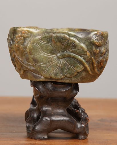 null CHINA, circa 1900.

Cup in carved nephrite, stylizing a lotus leaf and plants.

On...