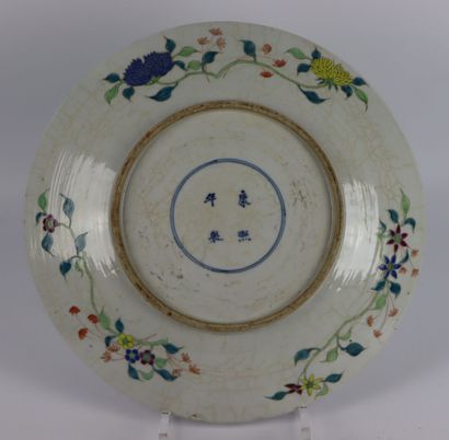 null CHINE, dynastie Qing (1644-1911).

Plat en porcelaine à décor floral de la famille...