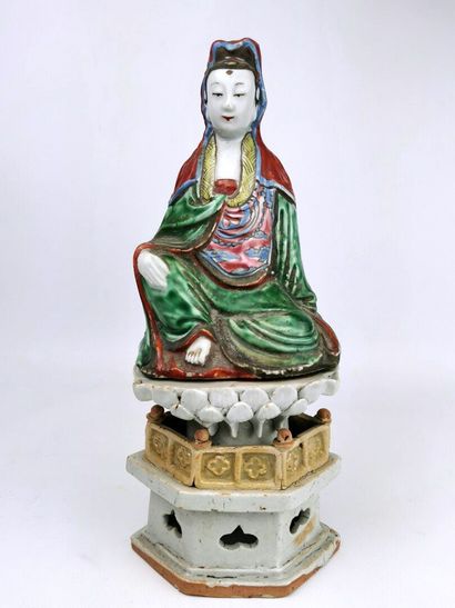 null CHINE, XXème siècle.

Guanyin en porcelaine à émaux polychromes, se tenant assise...