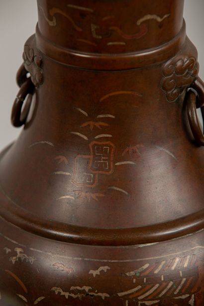 null INDOCHINE, XIXème siècle.

Vase en bronze à décor niellé de personnages, le...