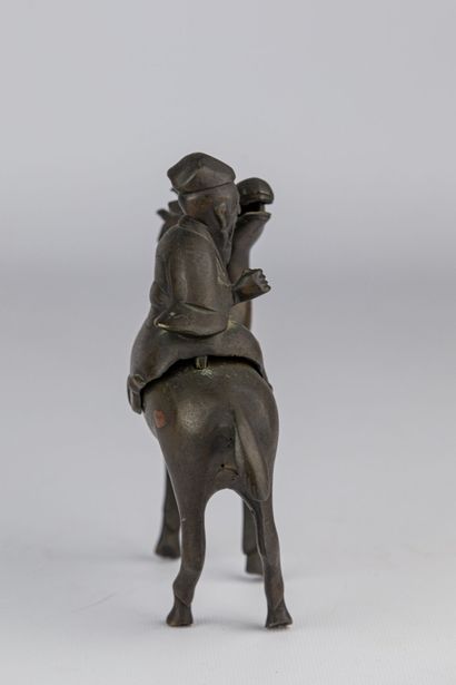 null CHINE, vers 1900.

Sage assis sur un cerf.

Sujet en bronze à patine brune.

H_15,5...