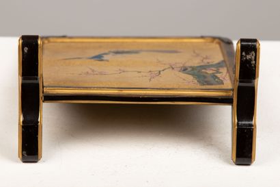 null JAPON, période Meiji (1868-1912).

Écran de table à cadre en laque noire et...