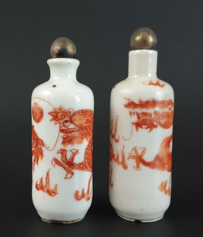 null CHINE, période République (1912-1949).

Paire de flacons tabatières en porcelaine...