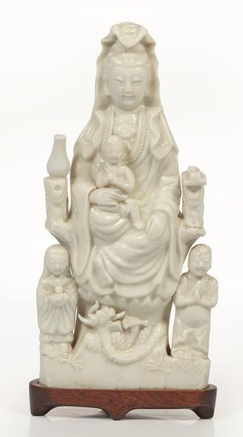 null CHINA, Qing dynasty, 17th-18th century.

Statuette of Guanyin in white Chinese...