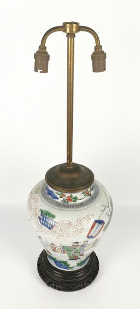 null 
CHINE, période Kangxi (1662-1722). 




Vase balustre monté en lampe en porcelaine...