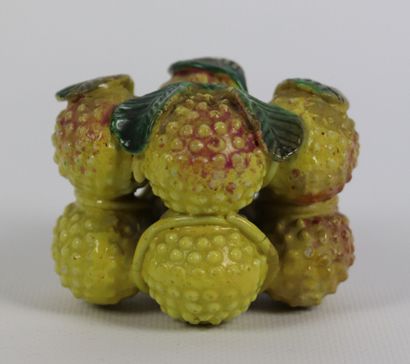null CHINE.

Compte-gouttes en porcelaine émaillée jaune et vert à décor de fruits...