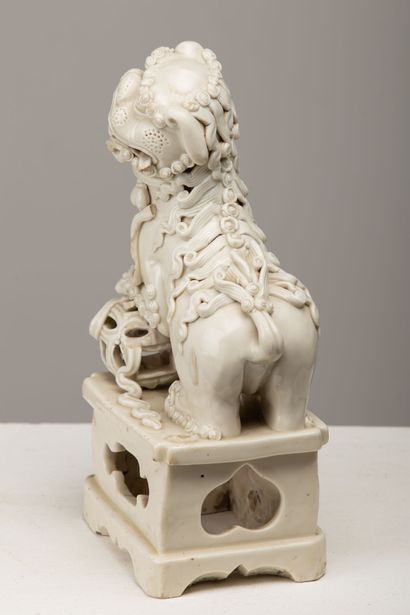 null CHINA, 19th century.

Dog of Fô in white enamelled porcelain, its coat finely...