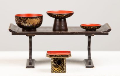 null JAPON, période Meiji (1868-1912).

Socle en bois laqué noir et or à décor de...