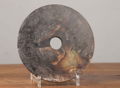 null CHINE, dynastie Ming (1368-1644).

Large disque bi en jade noir-brun, patiné.

D_20,5...