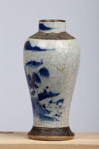 null CHINE, Nankin, XIXème siècle.

Vase balustre en grès porcelaineux émaillé blanc-bleu...